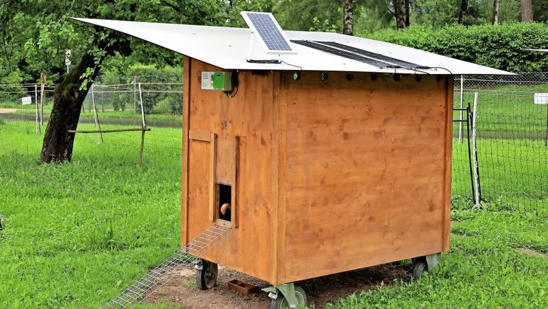 Hühnerhaus mit Solarpanel