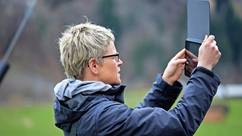 Tierschutzkontrolleurin macht Fotos mit Tablet