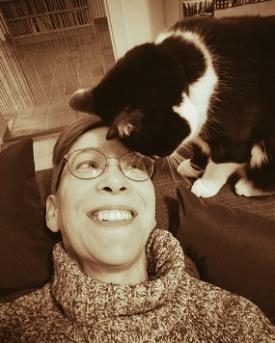 Tierpsychologin Corinne Messikommer mit Katze