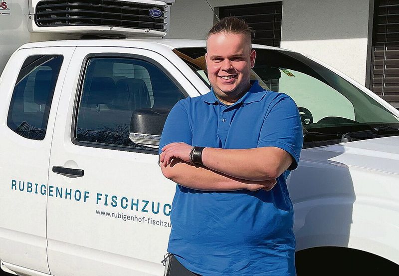 Simon Stöckli ist Teil des 10-köpfigen Teams und kümmert sich um die Fische.
