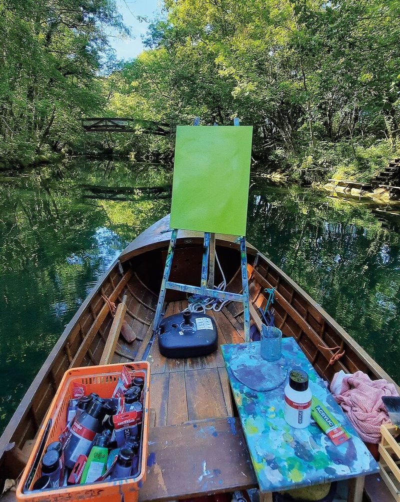 Auf dem Boot im Fluss Areuse entsteht ein beeindruckendes Kunstwerk.
