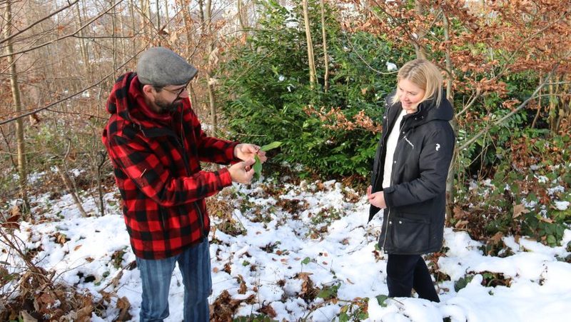 Urs Kamm und Bianca Saladin im Wald