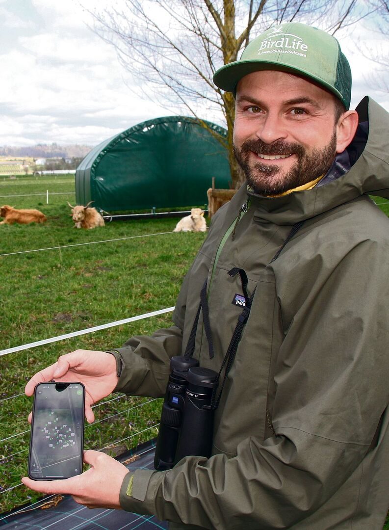 Lucas Lombardo überprüft die Kiebitznester mit den elektronisch verzeichneten Standorten.