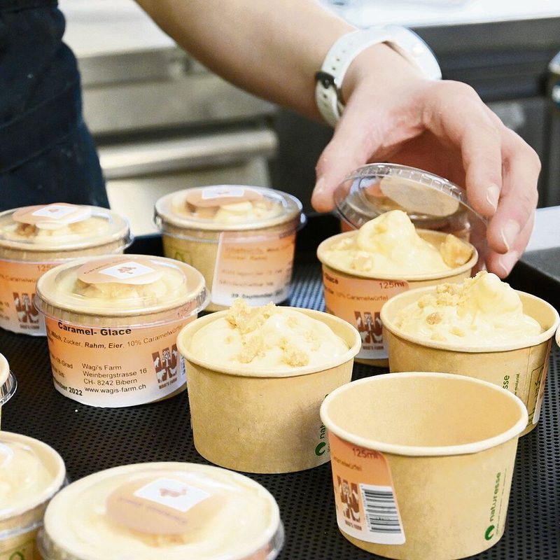 Verkauft wird selbstgebrannter Obstschnaps sowie frisches Glace.
