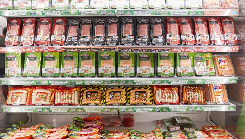 Erst profitierten Fleischkonzerne von billiger Massentierhaltung, jetzt auch vom Veggie-Trend.