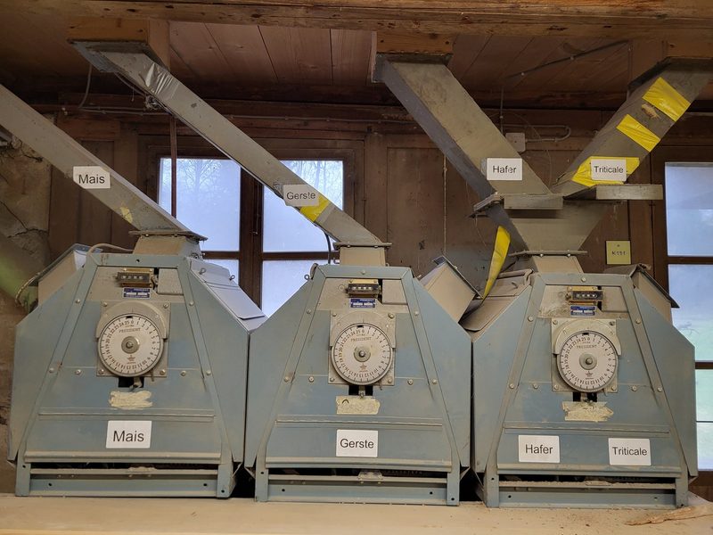 Mit diesen alten Maschinen wird in der Mühle Schwanden Tierfutter gemacht