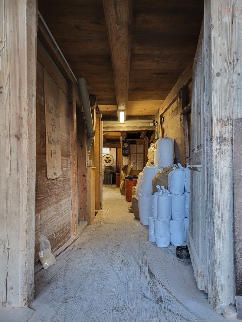 Mit diesen alten Maschinen wird in der Mühle Schwanden Tierfutter gemacht