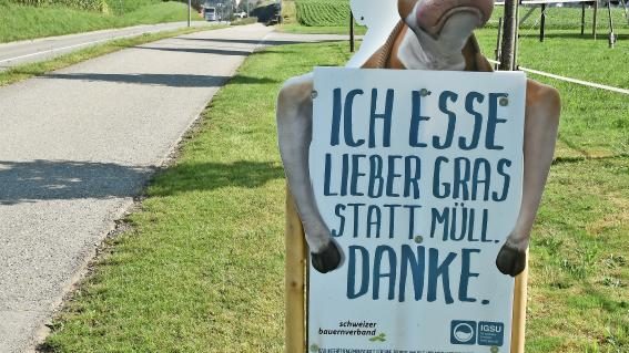 Schild an Kuhweide gegen Littering