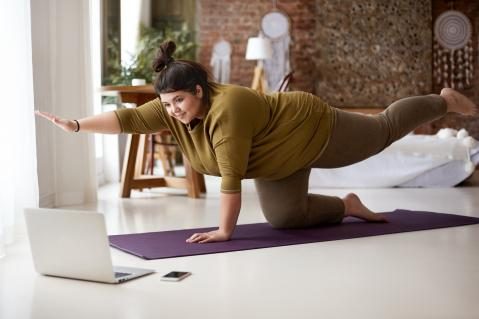 Frau macht Pilates