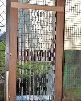 Hühnerstall mit Kette vor dem Eingang