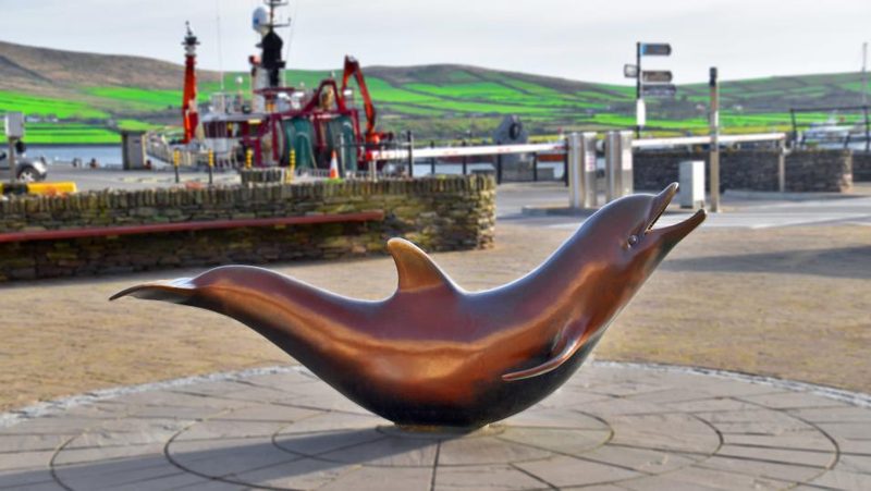 Statue des Delfins Fungie in der irischen Stadt Dingle