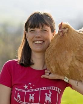 Anita Ziegler mit Huhn