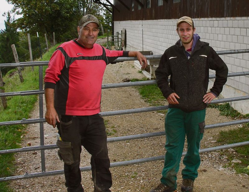 Heinz und Steven Räuftlin bewirtschaften den Wasserfallenhof im Baselländer Jura.
