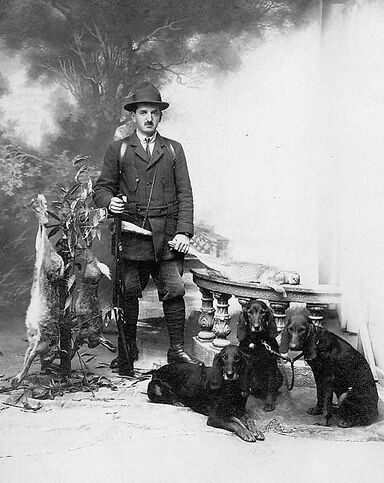 Bereits 1925 treue Jagdgefährten: Frédéric Jost aus Delémont mit seinen Berner Laufhunden.