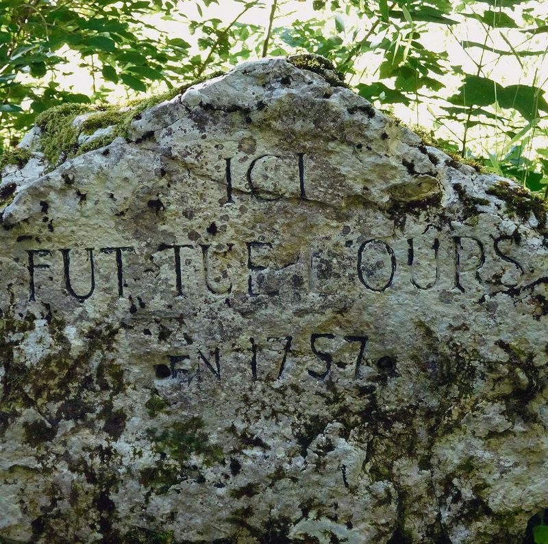 Erinnerungsstein im Jura zum Tod des letzten Bären im Talkessel des Creux du Van.