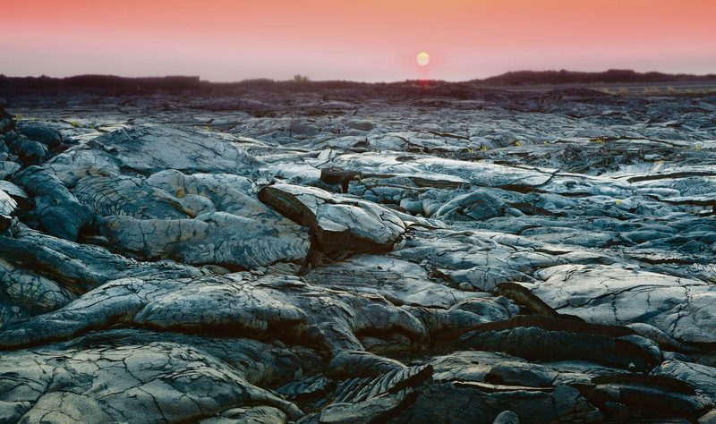Die Sonne geht unter über der geschmolzenen, gekühlten Lava-Landschaft im Hawaii Volcanoes Nationalpark auf Big Island.