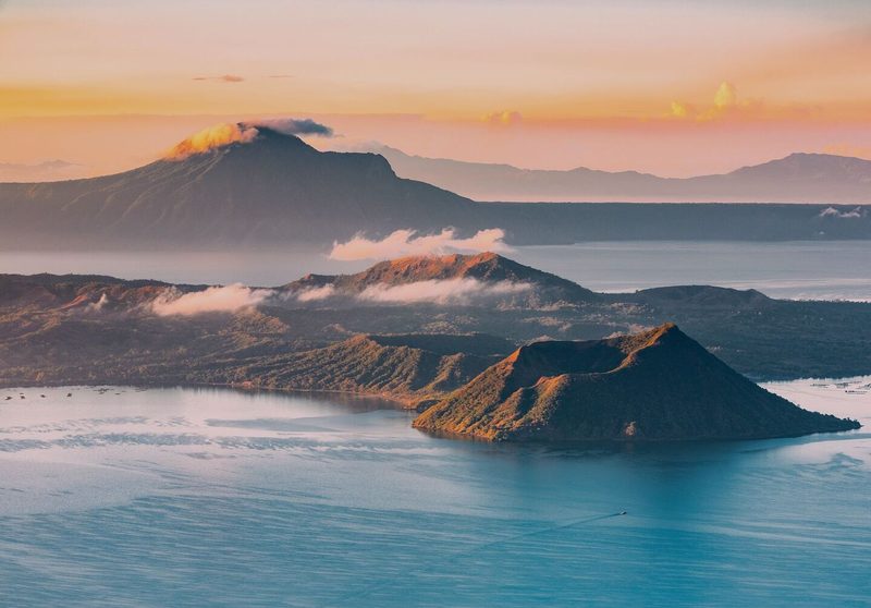 Der Taal unweit der philippinischenRiesenmetropople Manila gilt als einer der gefährlichsten Vulkane der Welt und spuckt regelmässig Aschewolken.