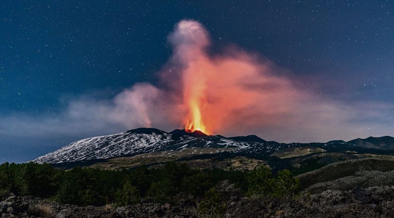 Spektakel auf Island und auf Sizilien: Der Vulkan im Geldingardalur am Fagradalsfjall (ganz oben) und der Ätna brachen im Frühling 2021 aus.