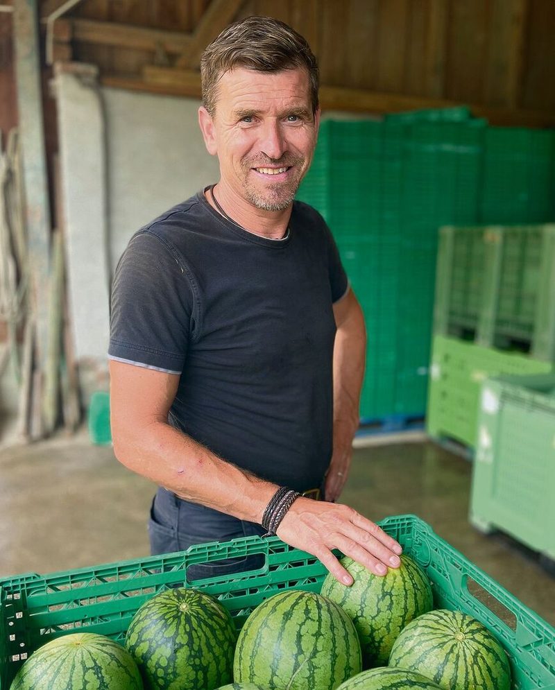 Bruno Hurni ist einer von wenigen Landwirten in der Schweiz, die im grossen Stil Wassermelonen anpflanzen.
