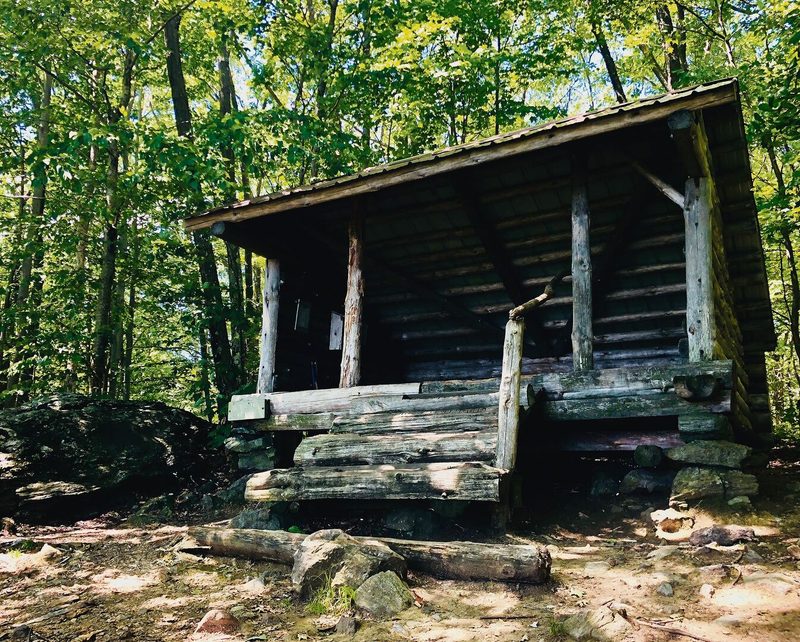 «Shelter» sind einfache Konstruktionen aus Holz oder Stein und bieten Schutz vor dem Wetter und einen Platz zum Schlafen.