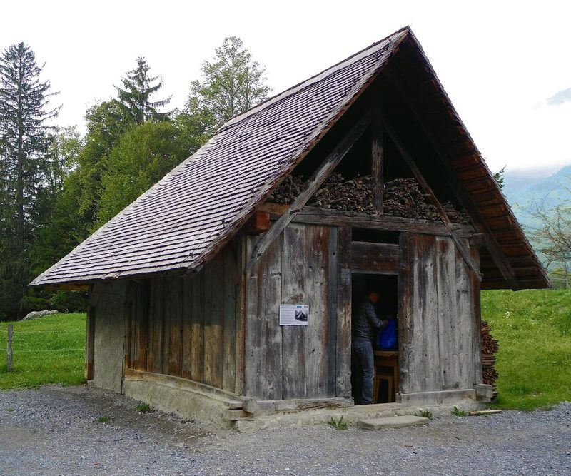 Zu landwirtschaftlichen Gebäuden gehört beispielsweise auch dieses Ofenhaus aus Breitenried Heitenried (links).