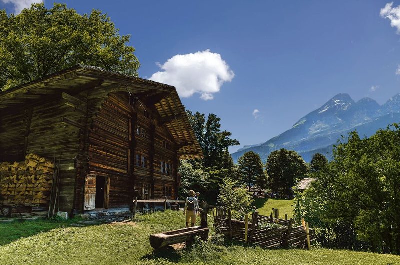 Typisches Berner Oberländer Bauernhaus aus Adelboden (BE).