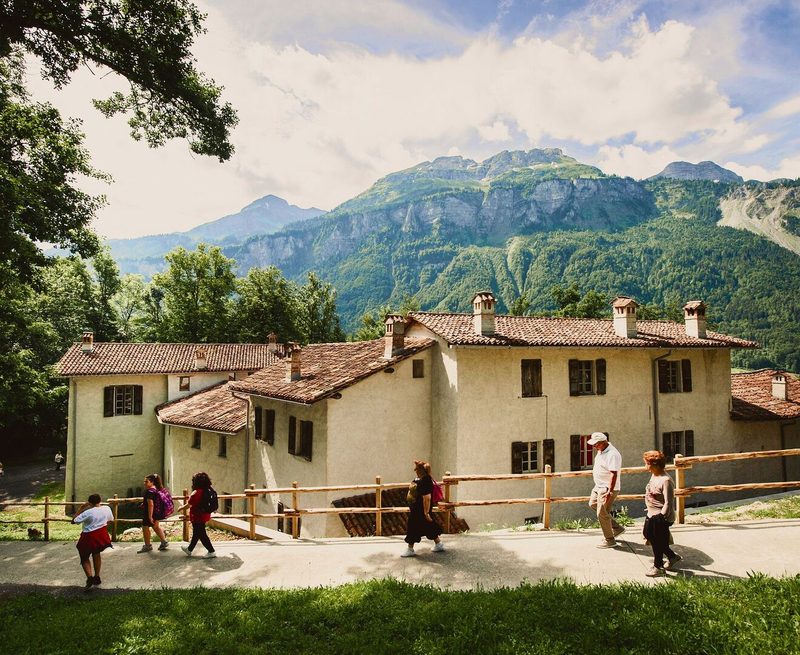 Das ursprünglich für eine Familie gedachte Bauernhaus von Tentlingen (FR) wurde nachträglich wegen Erbteilung erweitert, damit zwei Familien darin leben konnten.