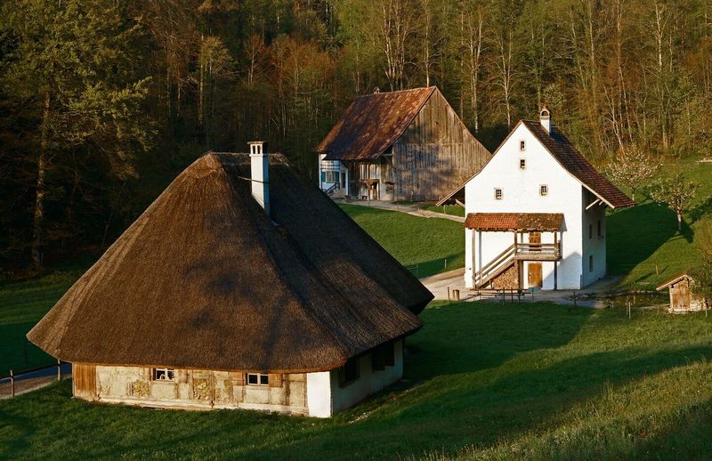Zu landwirtschaftlichen Gebäuden gehört beispielsweise auch dieses Ofen-haus aus Breitenried Heitenried (links).