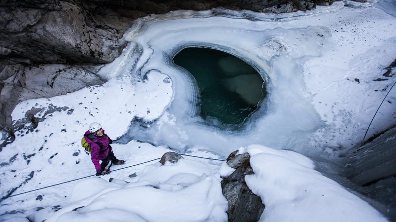 Winter-Canyoning: Ein einzigartiges Naturerlebnis im Schweizer Alpen