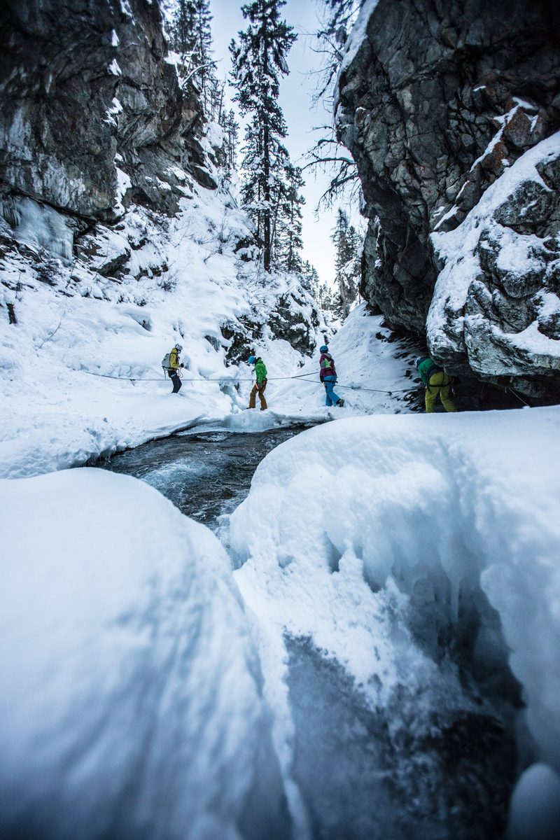 Winter-Canyoning: Ein einzigartiges Naturerlebnis im Schweizer Alpen