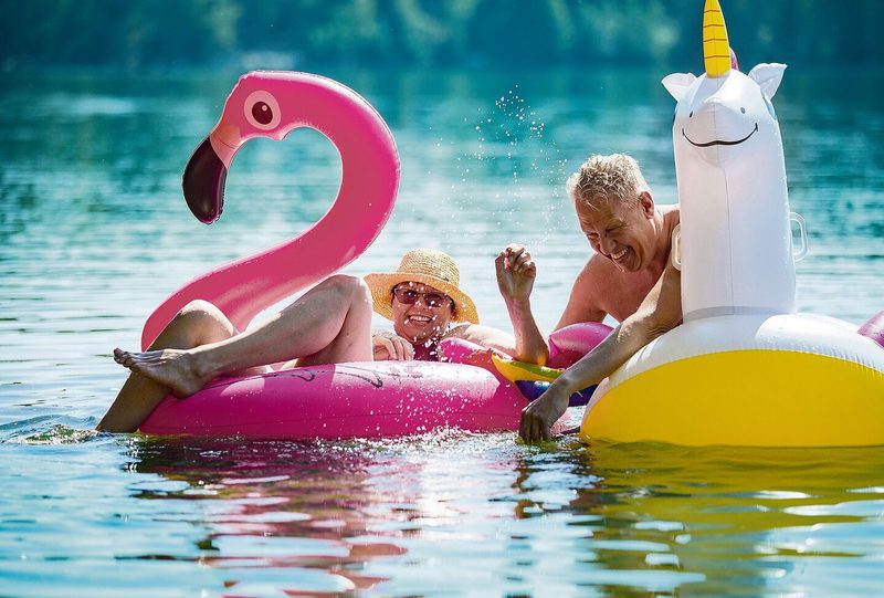 Aufblasbare Badetiere sind besonders im Sommer ein Verkaufsschlager.