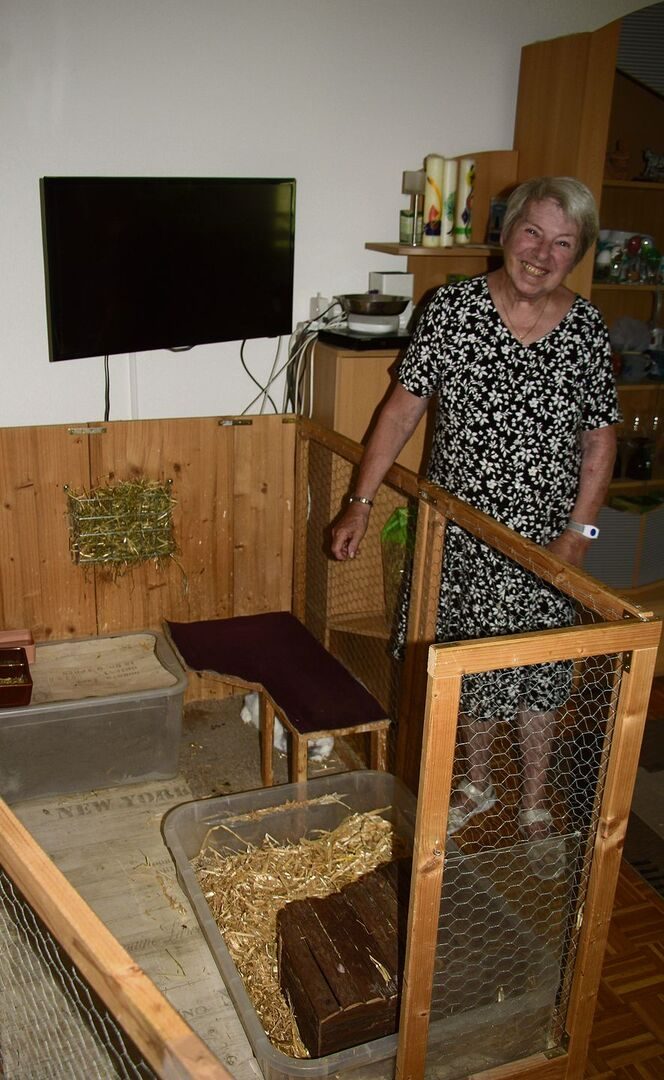 Jacqueline Aegerter bei ihrem Kaninchengehege im Wohnzimmer.