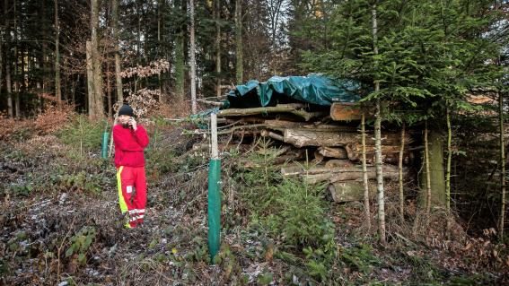 Nun muss weitere Hilfe geholt werden: Die Polizei verspricht, mit einer Wärmebildkamera vorbeizukommen.