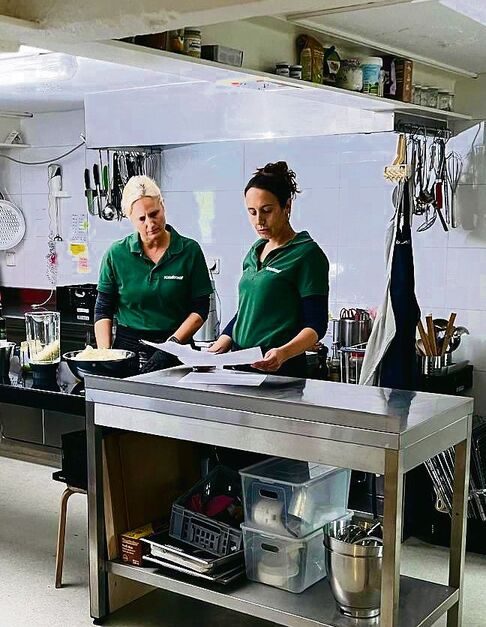 Stefanie Gfeller und Priska Wyss bei der Produktion von Bio-Hummus.