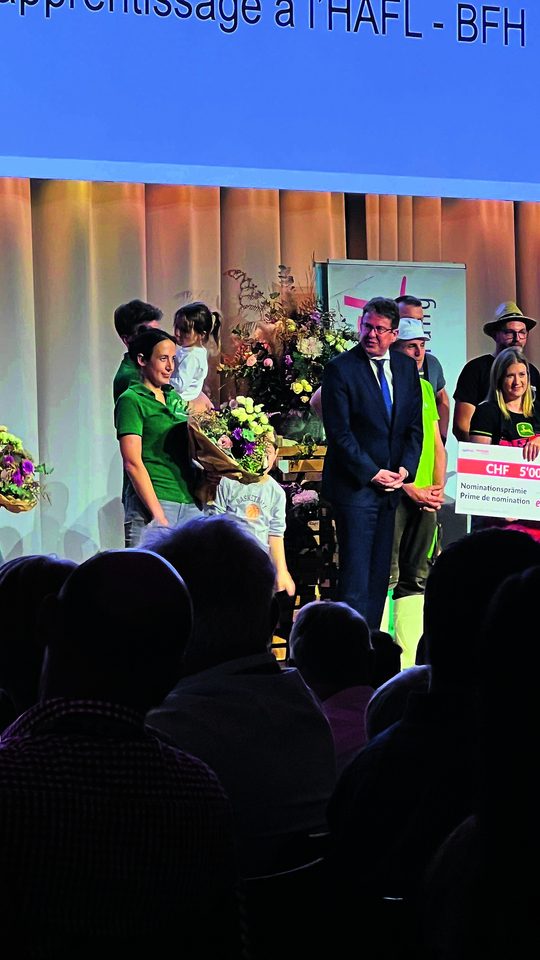 An der Agropreis-Verleihung im November gewann Familie Gfeller den Leserpreis im Wert von 3000 Franken für ihren Bio-Hummus aus Okara.