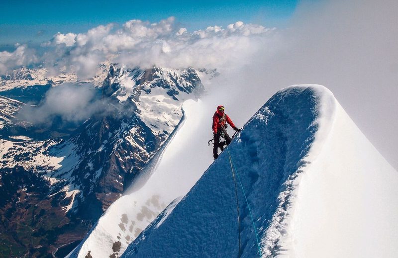 Ein Alpinist erklimmt den Eiger. Auch heute noch suchen Menschen waghalsige Gipfel-Abenteuer.