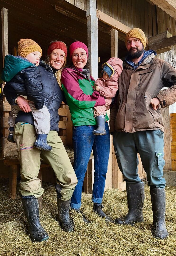 Das Kernteam des Hofs Chrutig im Luzernischen Nunwil (von links): Selinamit Yuro, Annina mit Una und Alexander.