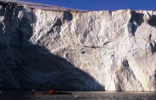 Boot vor Eiswand