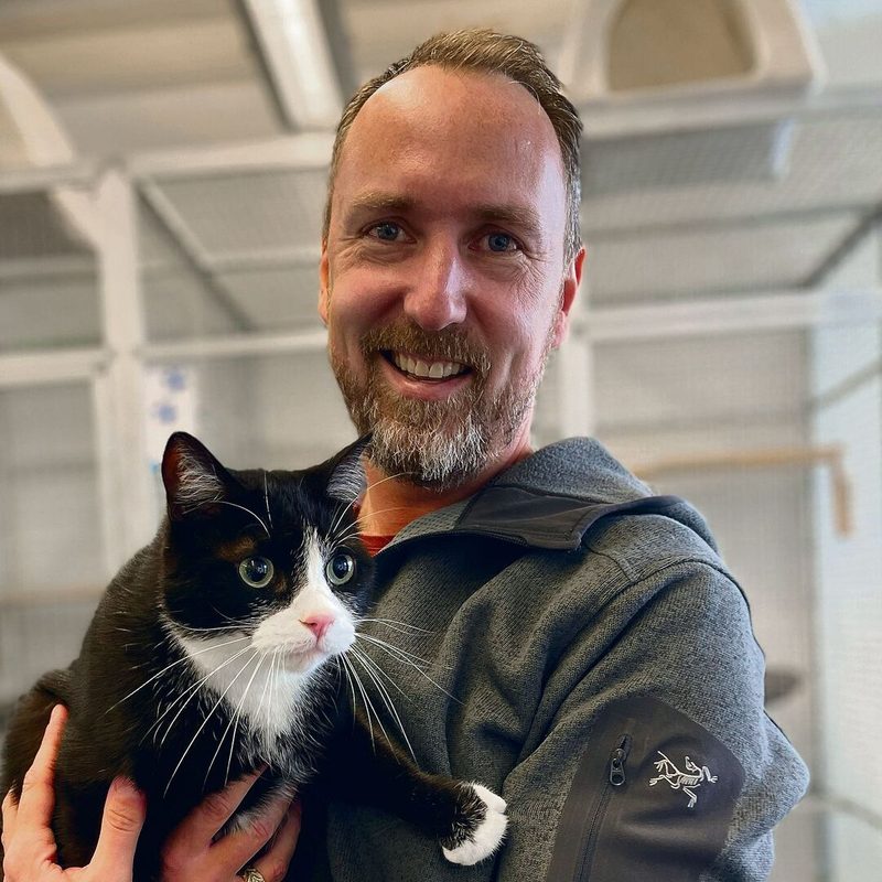 Marcel Brozius von Moving Animals mit Kater Thor.