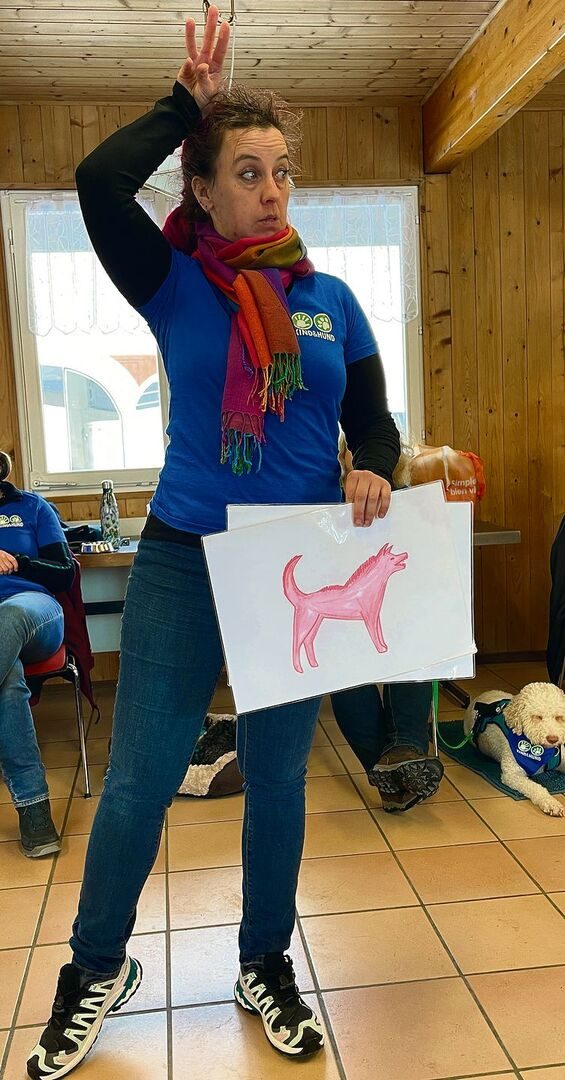 Steffi Buri demonstriert den Kindern, wie sich ein Hund gross macht, wenn er etwas verteidigt.