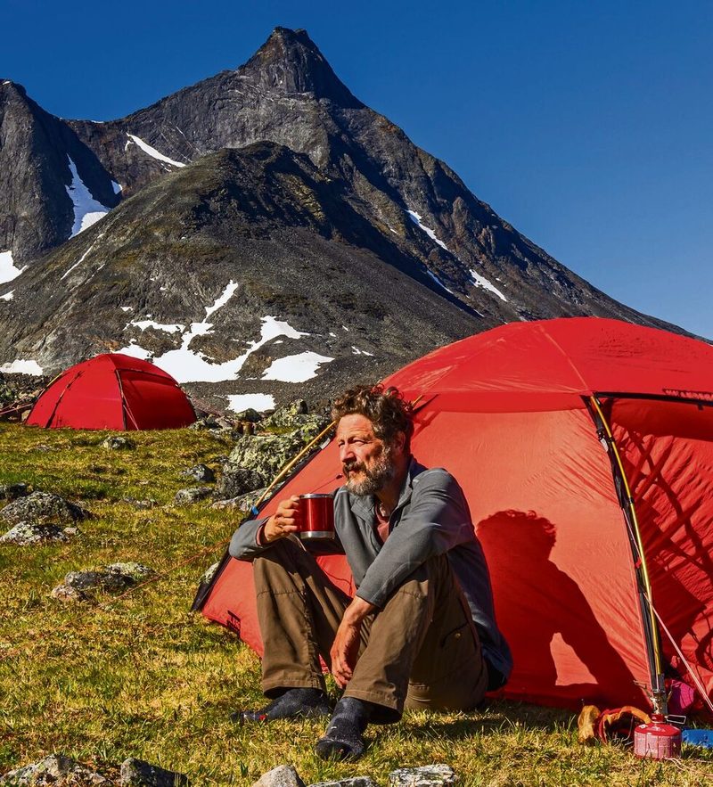 Der deutsche Ethnologe, Fotograf und Autor Bernd Römmelt in der Wildnis Skandinaviens.
