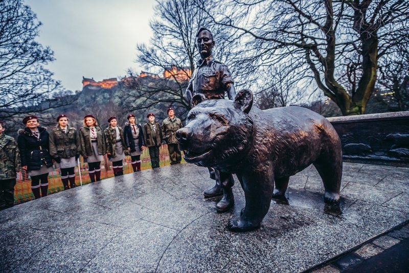 Bären, Hunde und Tauben als Helden des Krieges